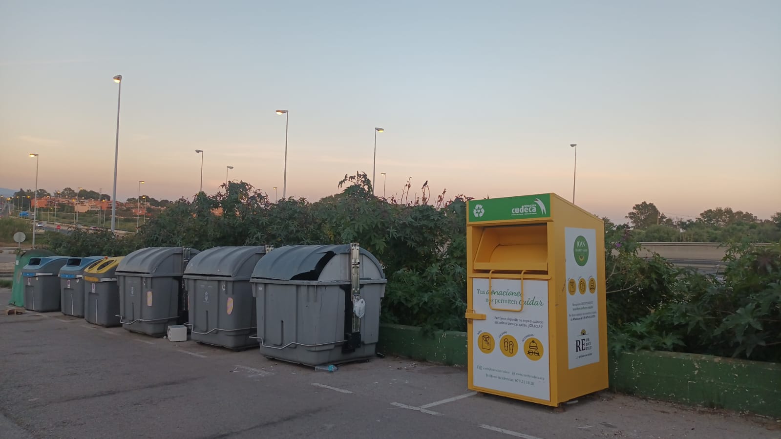 Contenedor solidario de ropa y calzado Fundación Cudeca en la Urbanización Parque Antena